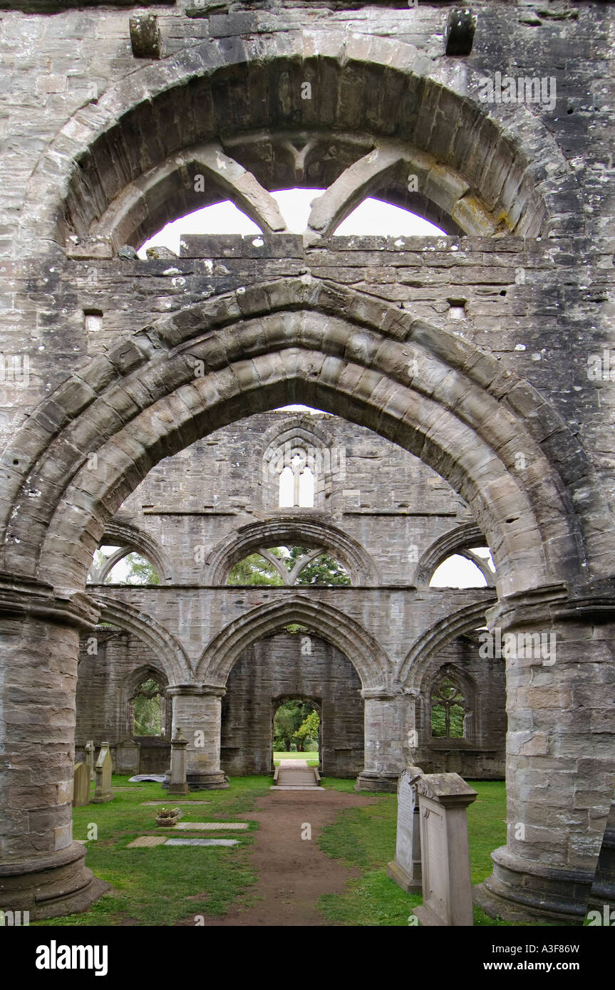Blick in das Kirchenschiff an den Ruinen der Kathedrale von Dunkeld Dunkeld Schottland Steinbögen Stockfoto