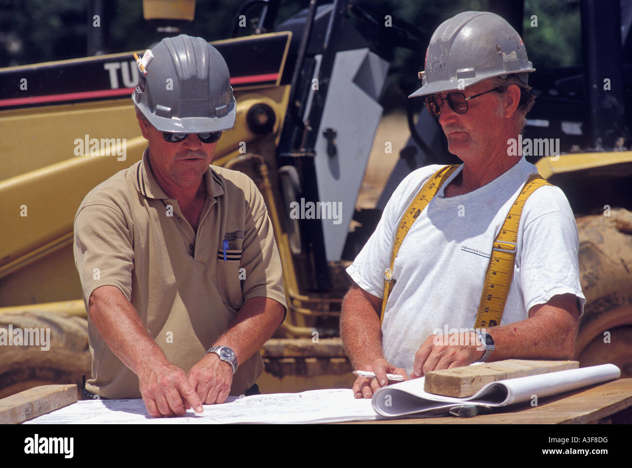 Ingenieur aufzeigen Detail auf Blaupause, Bauleiter bei Job-Website-USA Stockfoto