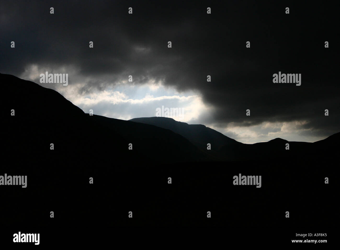 Gewitterwolken über Cumbrian Hügel Stockfoto