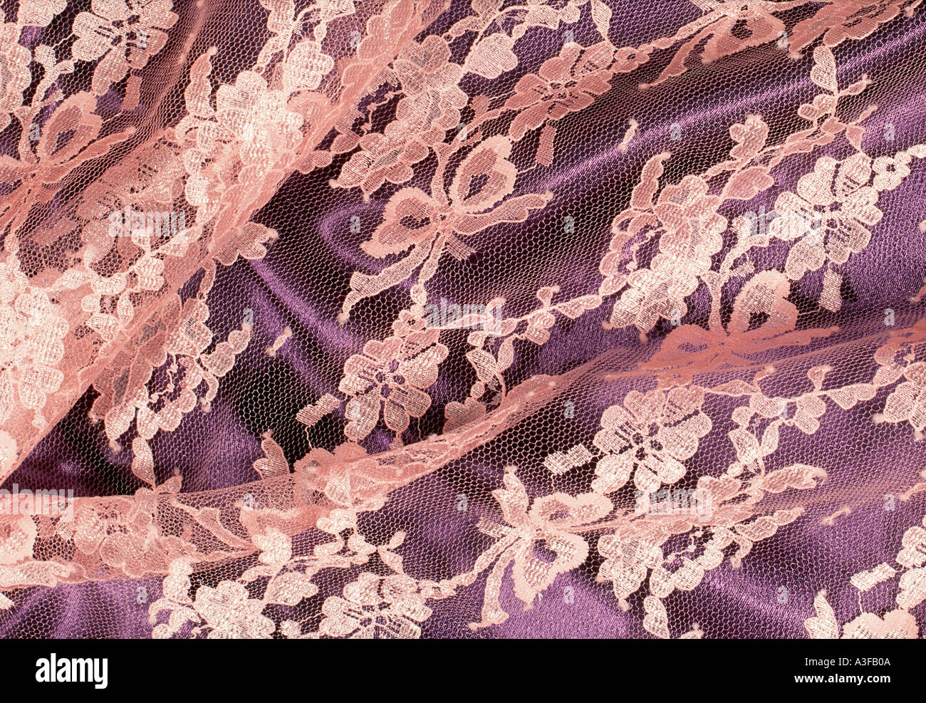 Rosa Spitze und Seide lila Hintergrund Stockfoto