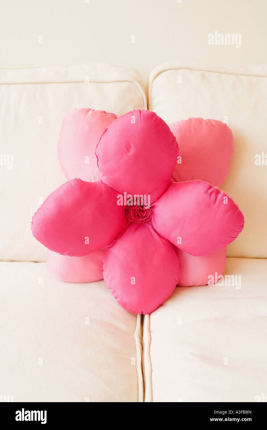 Nahaufnahme einer Blume geformte Kissen auf der couch Stockfoto