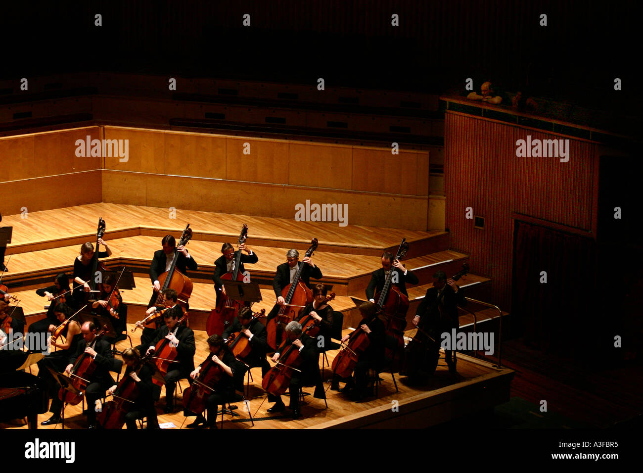 Menschen beobachten Cello Abschnitt 2005 International Klavier Wettbewerb Finale in der Royal Festival Hall London Stockfoto