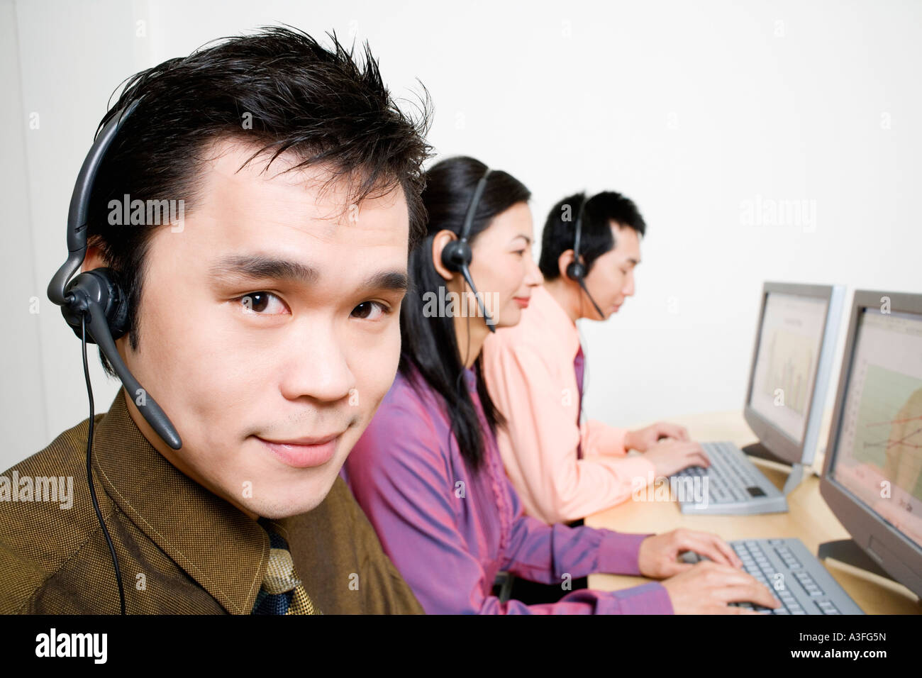 Drei Vertreter auf dem Computer arbeiten Stockfoto