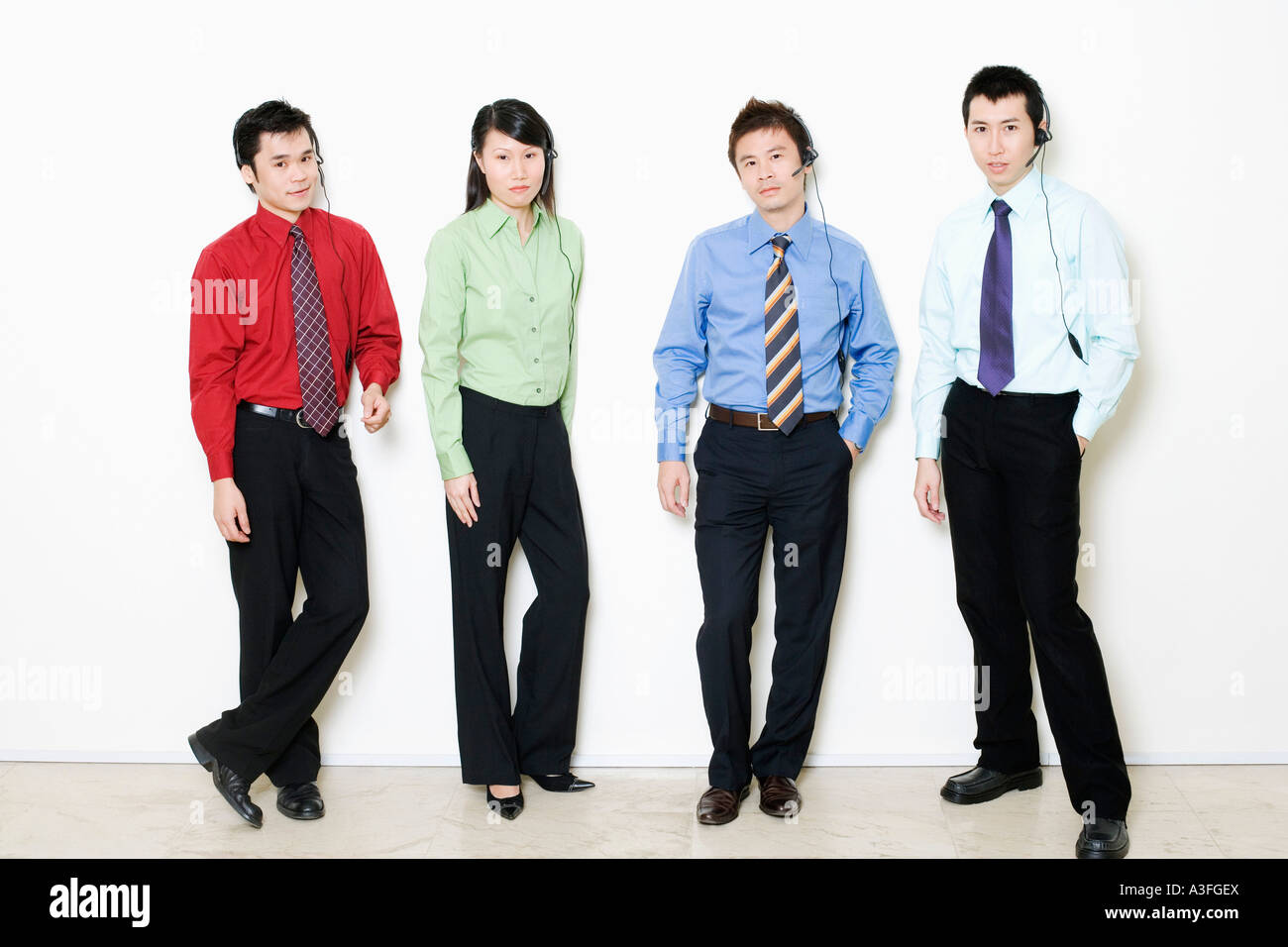 Porträt von vier Mitarbeiter des Kundendienstes zusammenstehen Stockfoto
