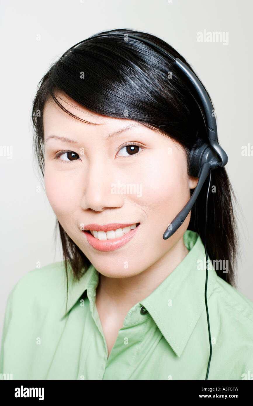 Porträt von einem weiblichen Kundendienstmitarbeiter mit einem Kopfhörer Stockfoto
