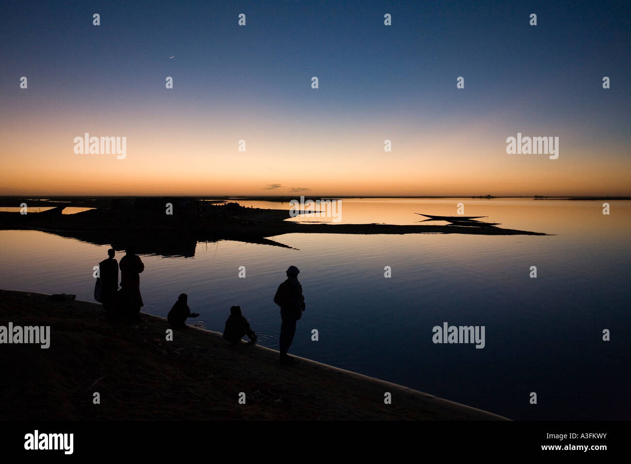 Am späten Abendlicht zeigt Umrisse von Menschen waschen im Fluss Niger, Mali Stockfoto