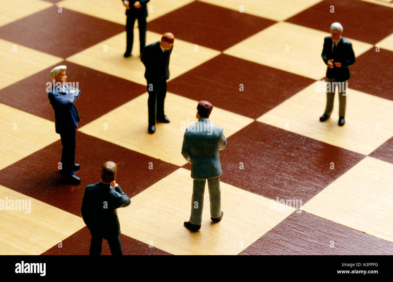 Geschäftsleute Figuren auf einem Schachbrett - Business-Wettbewerb / Entscheidung / Urteil / Entscheidungen / Strategie-Konzept-Konzepte Stockfoto