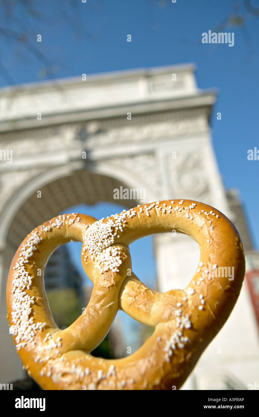 Washington Square Arch mit eine bayerische Brezel im Vordergrund Washington Square Park NY Amerika Big Apple Empire State Manhat Stockfoto