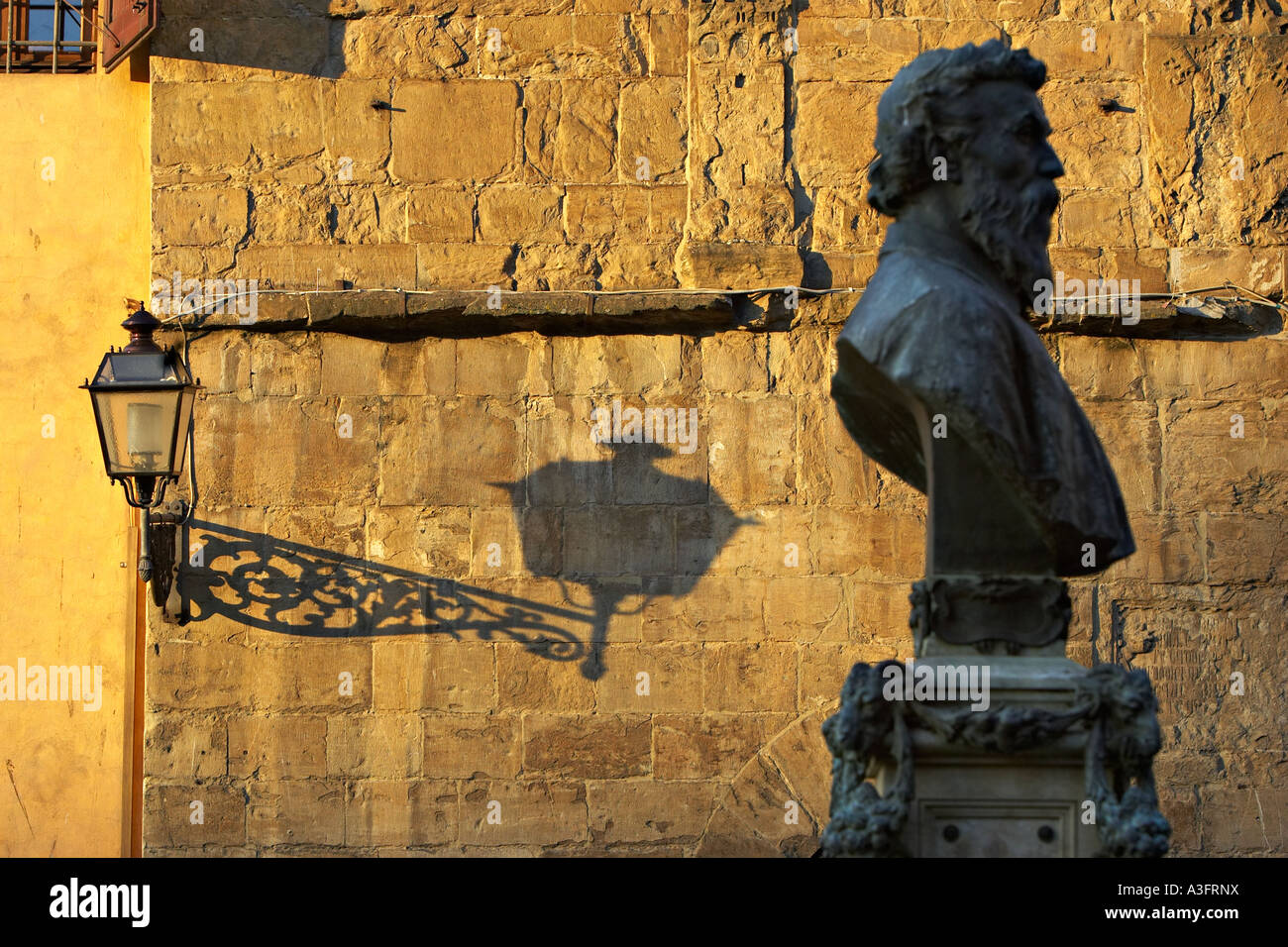 Schöne Toskana Florenz Italien Ponte Vecchio Licht und Schatten Fluss Arno Bildformat Farbe Stil Licht Beleuchtung Schatten shadowe Stockfoto