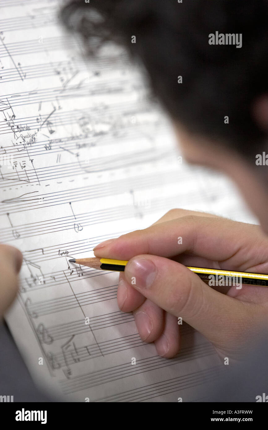 Nahaufnahme eines Mannes, die Arbeit an einem Musical score Closeup Mann menschliche Arbeit Arbeit Student Bleistift schreiben schreiben Partitur Blatt Stockfoto