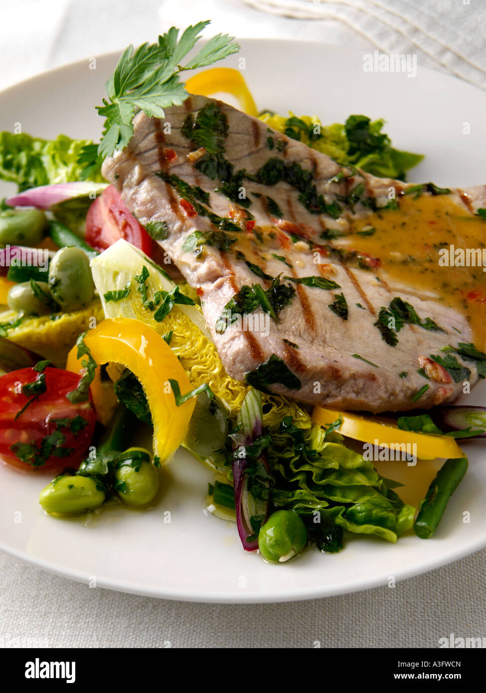 Ein Teller mit Thunfisch-Steak mit Salat redaktionelle Essen Stockfoto