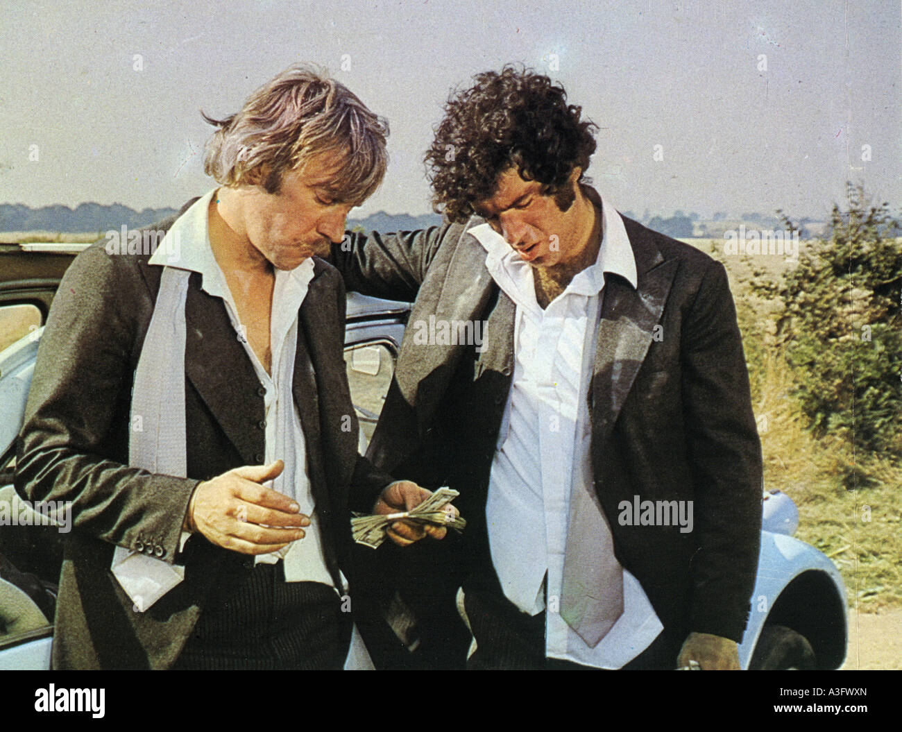 S * P * Y * S 1975 Dymphana Film mit Donald Sutherland auf der linken Seite und Elliott Gould Stockfoto