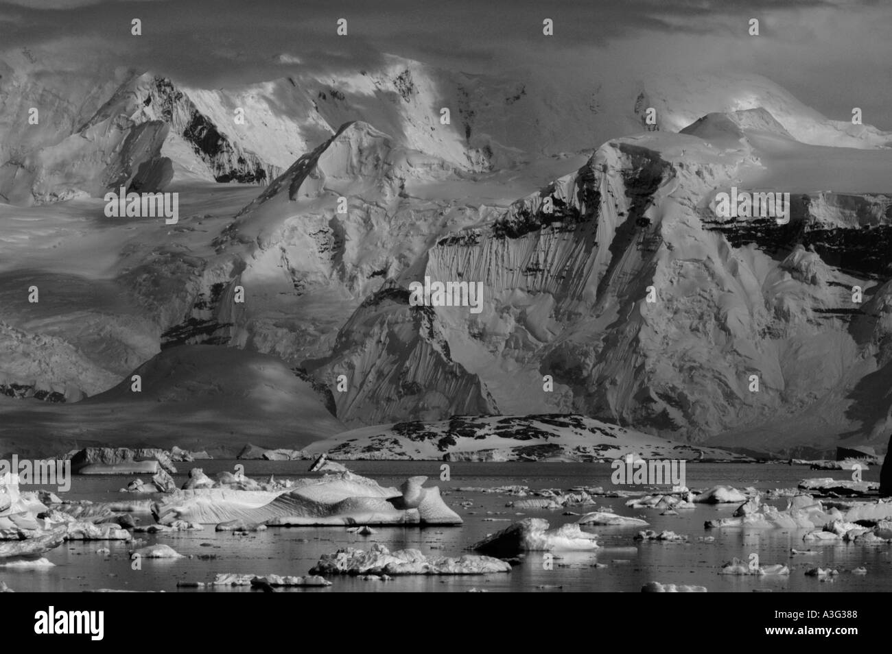 Ice Age Landschaft, antarktische Halbinsel, Antarktis, schwarz und weiß Stockfoto