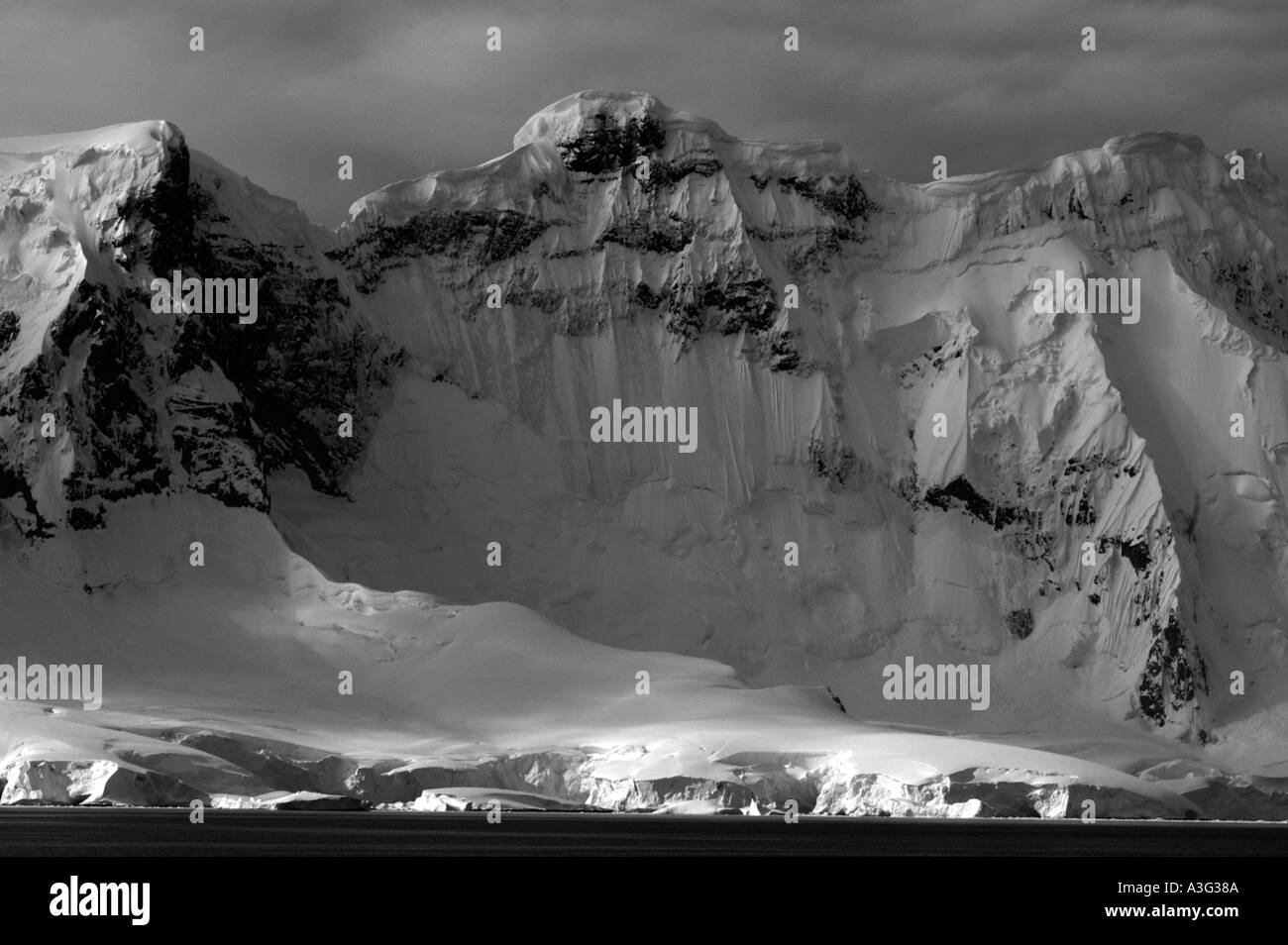 Ice Age Landschaft, antarktische Halbinsel, Antarktis, schwarz und weiß Stockfoto