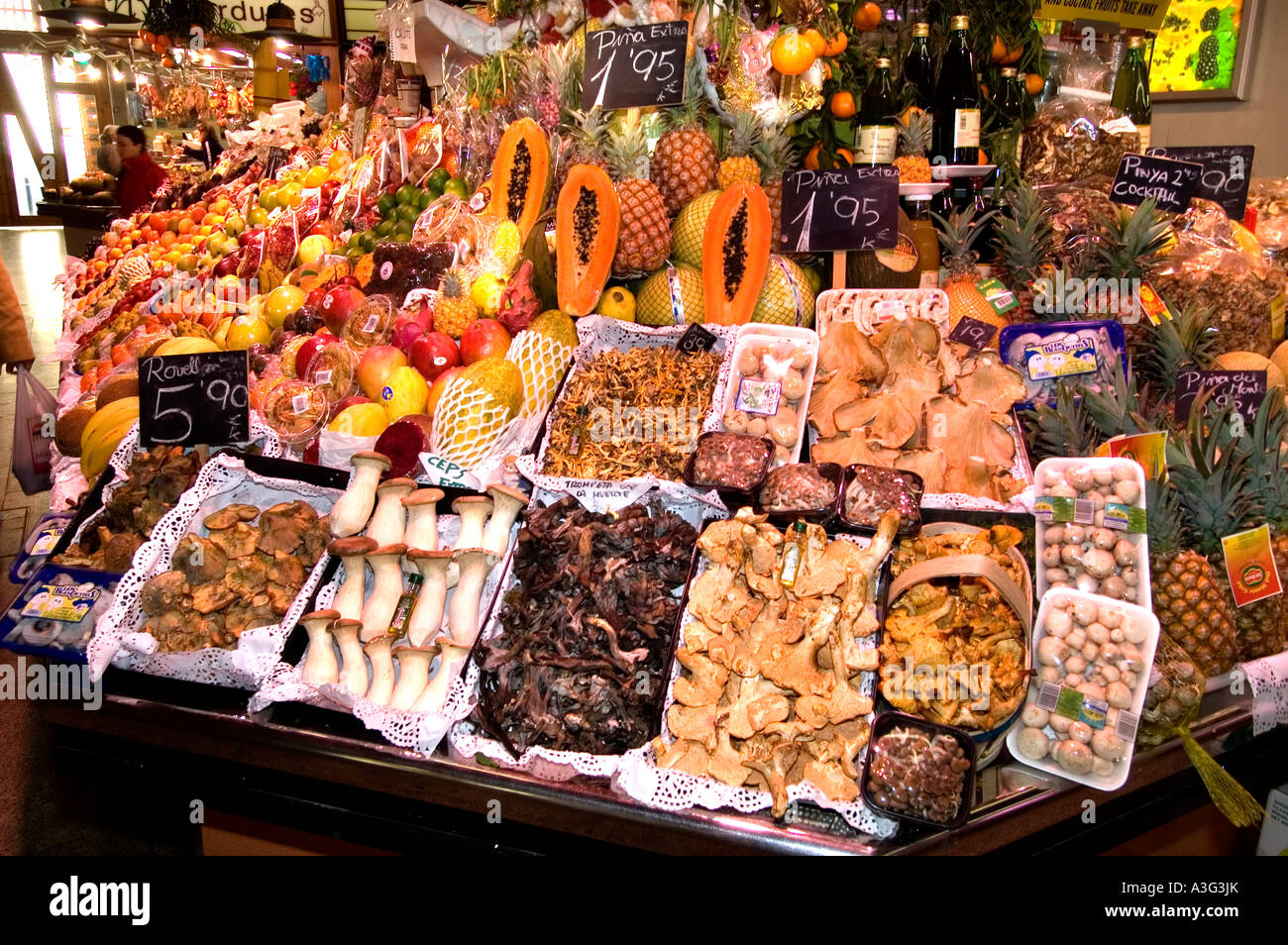 Die Ramblas - Mercat de Sant Josep De La Boquería Markthalle in Barcelona Spanien Pilze Gemüsehändler Stockfoto