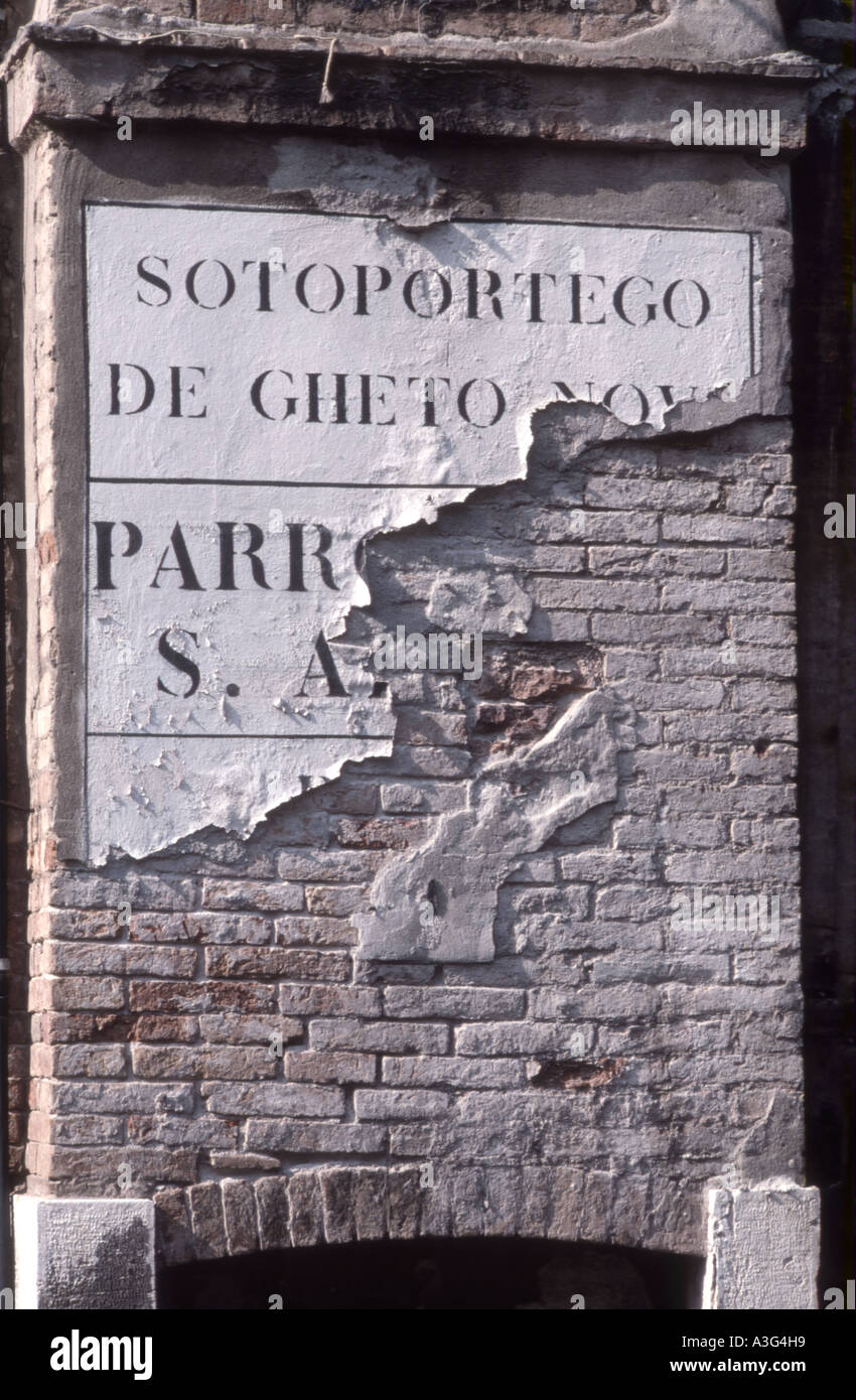 Venedig, Veneto, Italien. Abblätternde gemalten Schild über dem Eingang in das Ghetto Nuovo Stockfoto