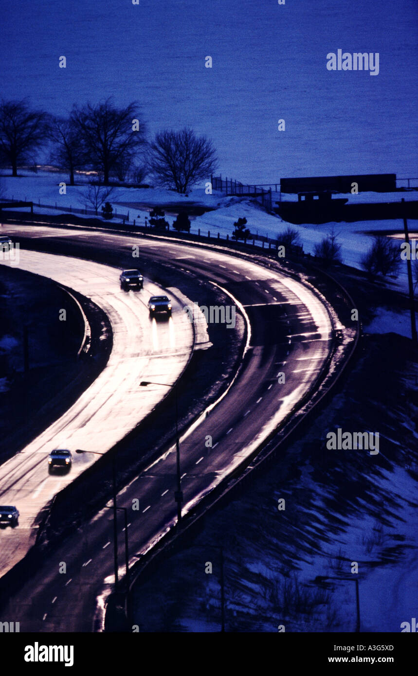 Haunting Overhead Foto von einem glatten Wicklung am Strand Highway in der Dämmerung. Stockfoto