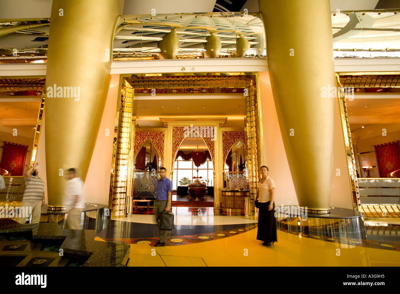 Burj Al Arab Hotel, Dubai, Vereinigte Arabische Emirate - Besucher stoppen und Blick in Ehrfurcht Stockfoto