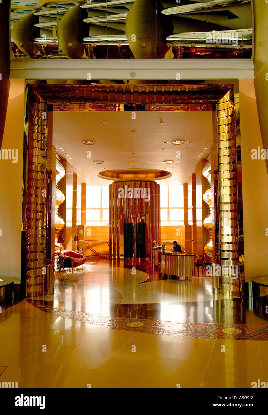 Hotel Burj Al-Arab, Dubai, Vereinigte Arabische Emirate - eine Ansicht auf einem Korridor in Richtung einer kleinen ^ Bereich und Aufzug Lobby mit Rezeption Stockfoto
