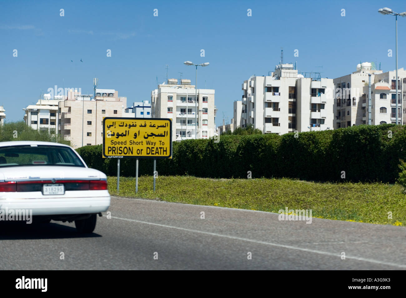 Kuwait - Schild Warnung in Arabisch und Englisch Stockfoto