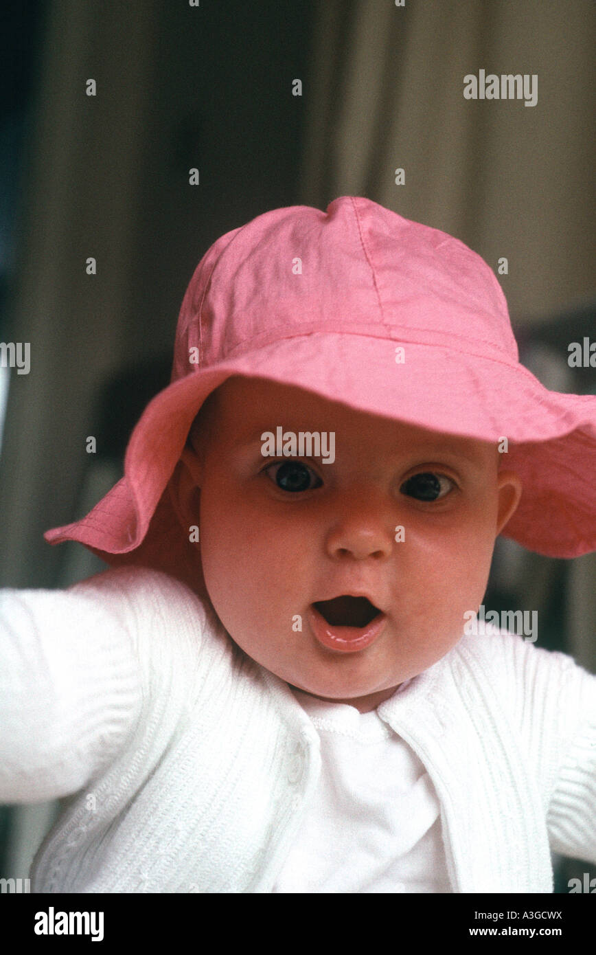 Frankreich. Im Südwesten. Garganvillar.  Sechs Monate altes Babymädchen ist ein sehr lebendiger Stockfoto
