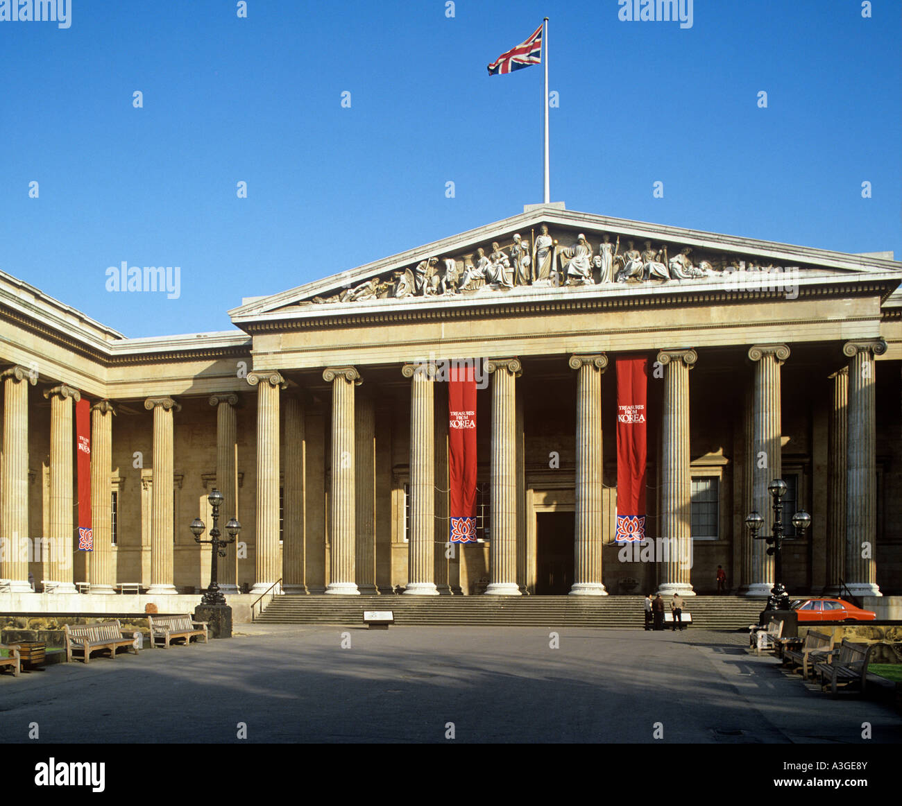 Das British Museum mit massiven dorischen Säulen ist Heimat für viele der größten Schätze der Welt Stockfoto