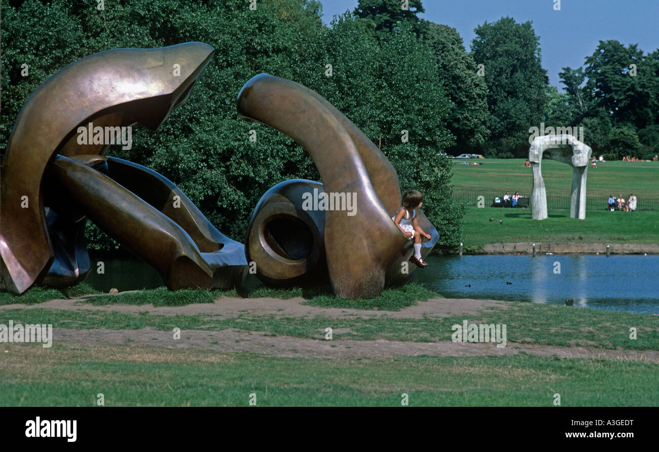 HILL Bögen eins von mehreren Henry Moore Skulpturen bilden eine offene Ausstellung The Serpentine Stockfoto