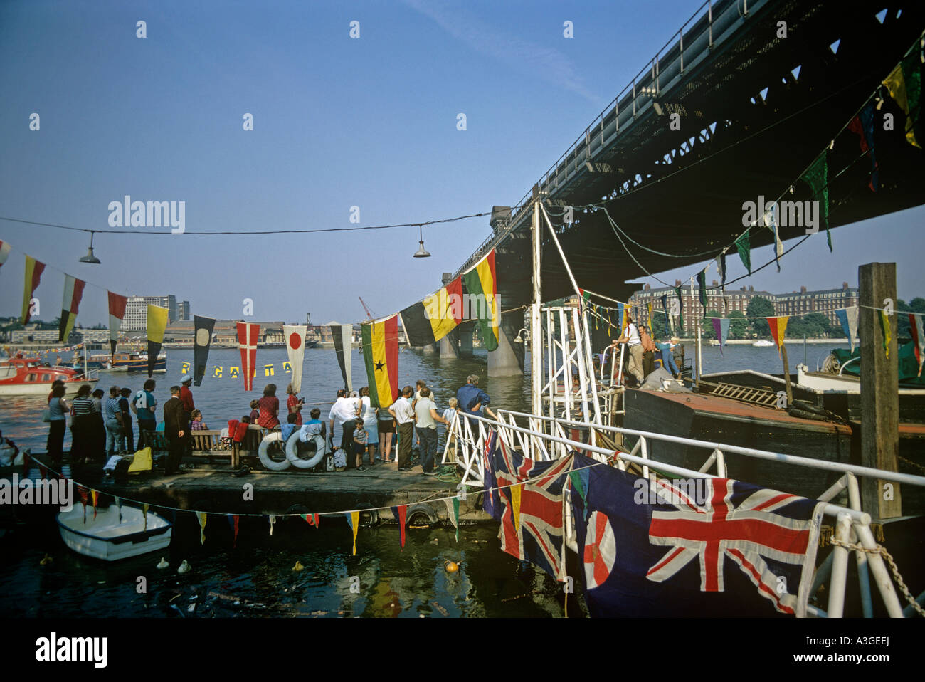 Sommer-Regatta an der Hurlingham Yachtclub unter Putney Brücke über den Fluss Themse London Stockfoto