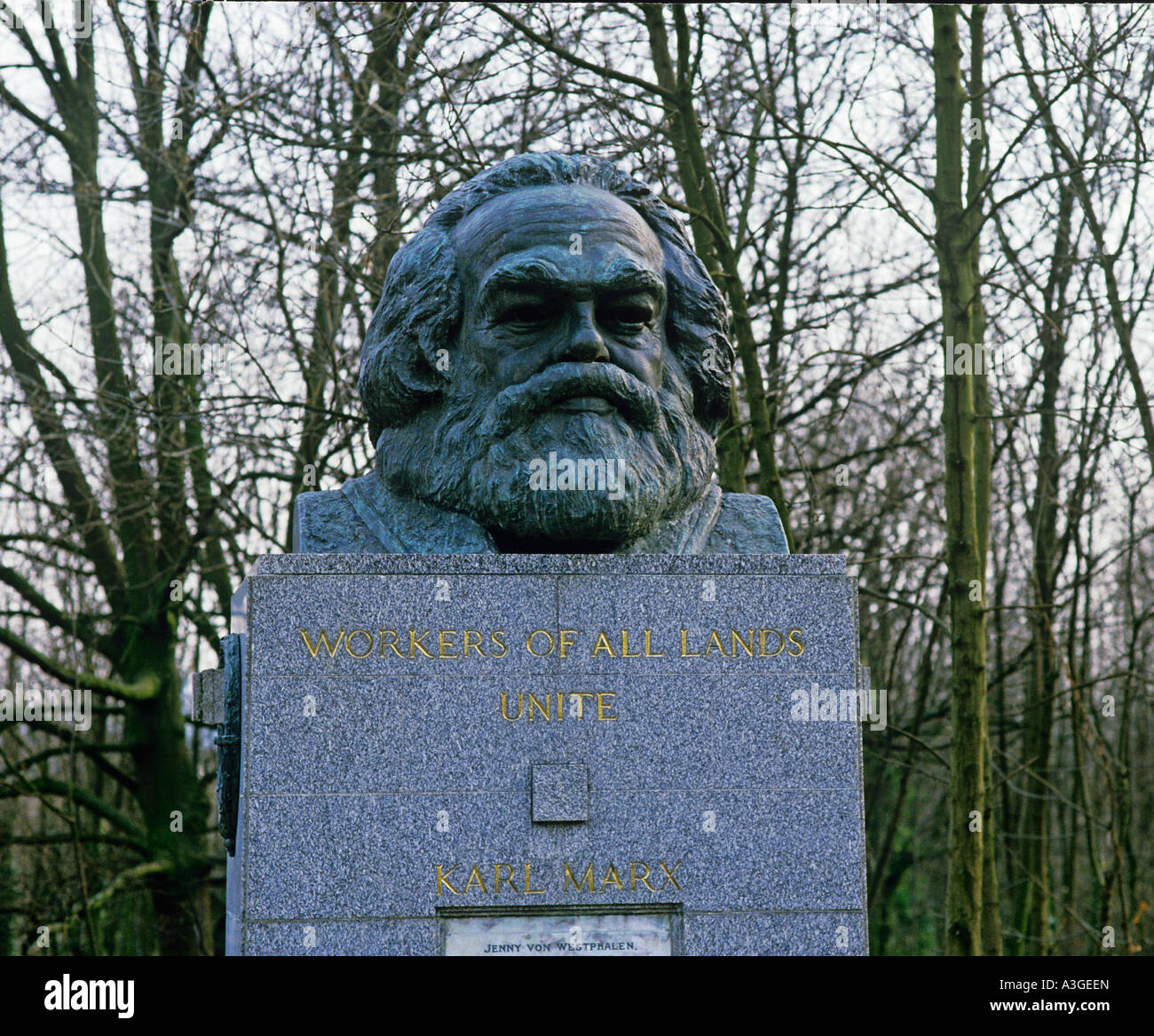 große Büste von Karl Marx auf einer massiven Granit Grabstein auf dem neuere Highgate Cemetery in Nord-London Stockfoto