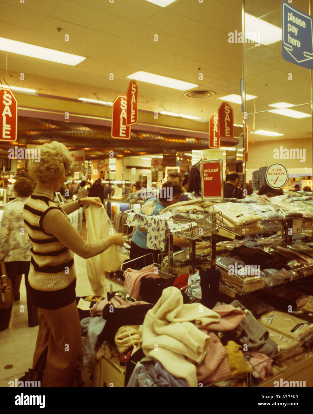 Shopping für Schnäppchen im Londoner Vertrieb Stockfoto