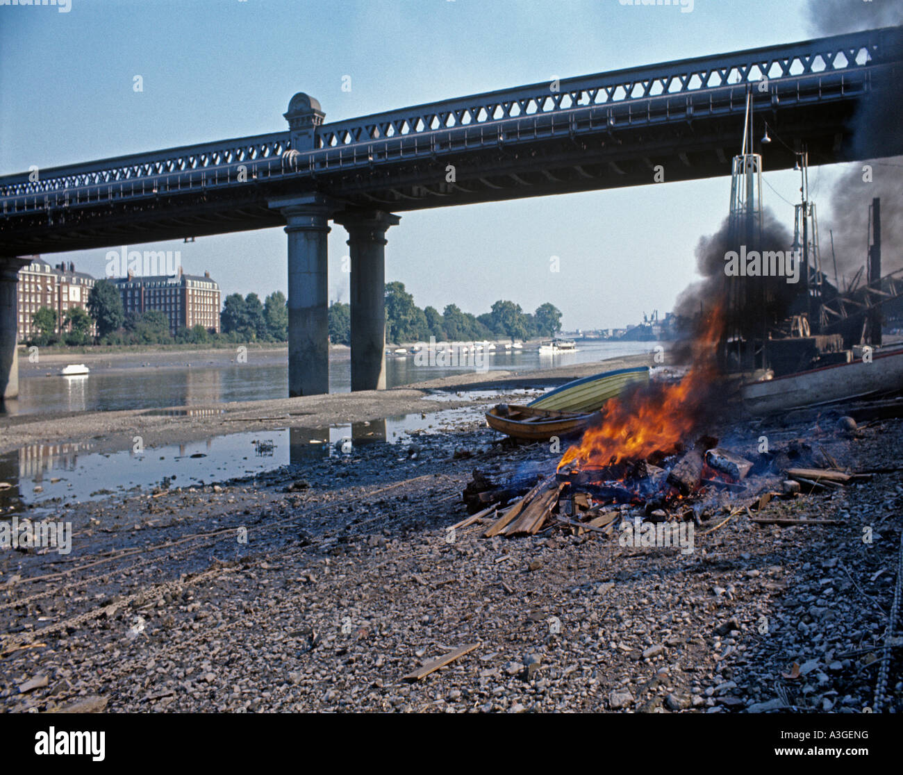 Treibholz gesammelt, bei Ebbe ist an der Putney Bridge angezündet Stockfoto