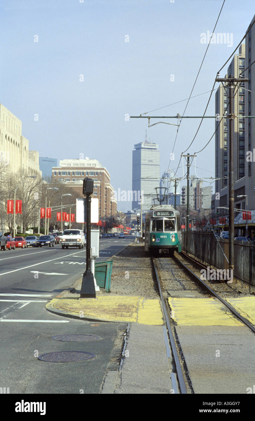 Ein greenline Trolley auf der Commonwealth Avenue in Boston, Massachusetts Stockfoto