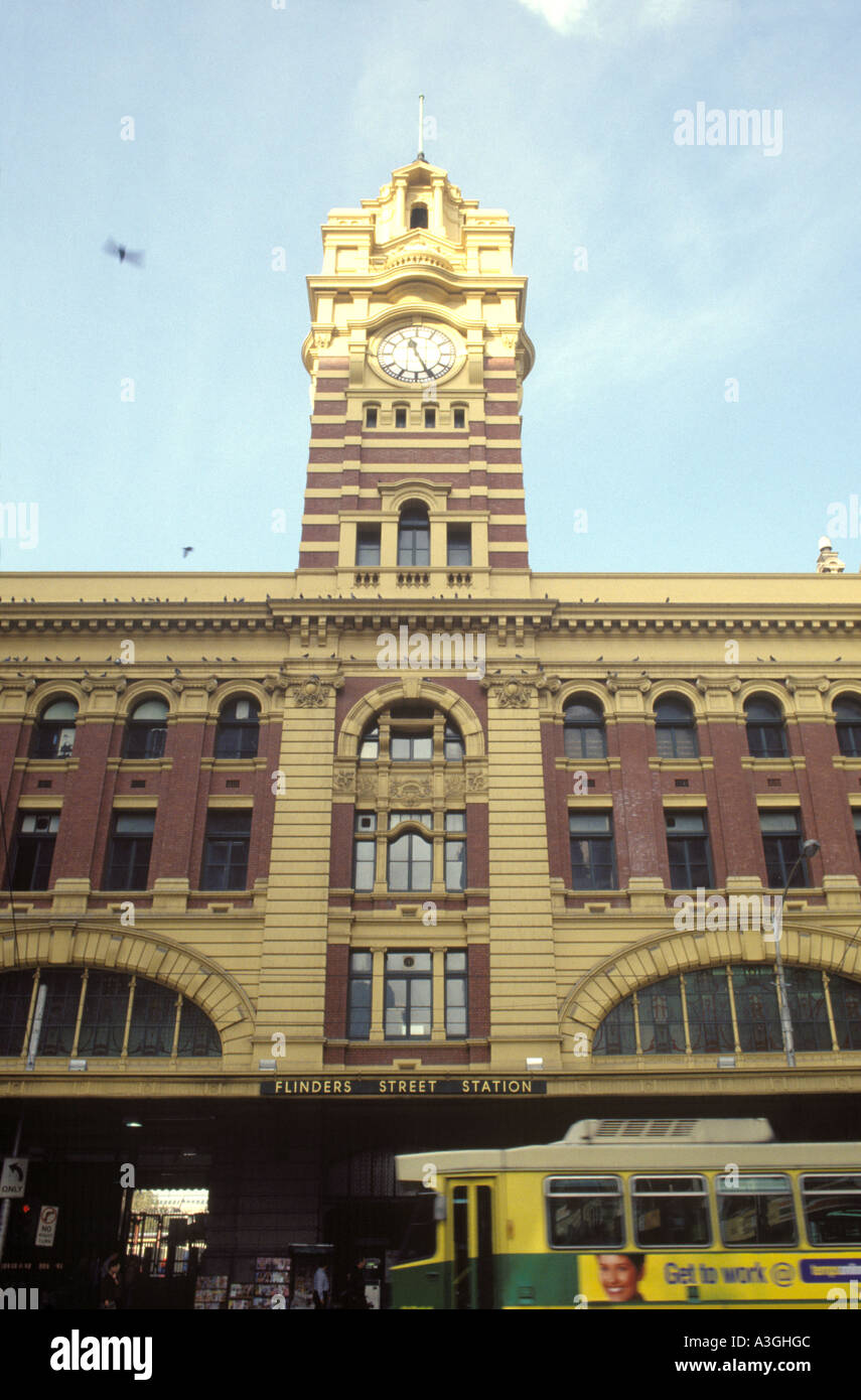 Der Bahnhof Flinders Street in der Innenstadt von Melbourne, Victoria, Australia Stockfoto