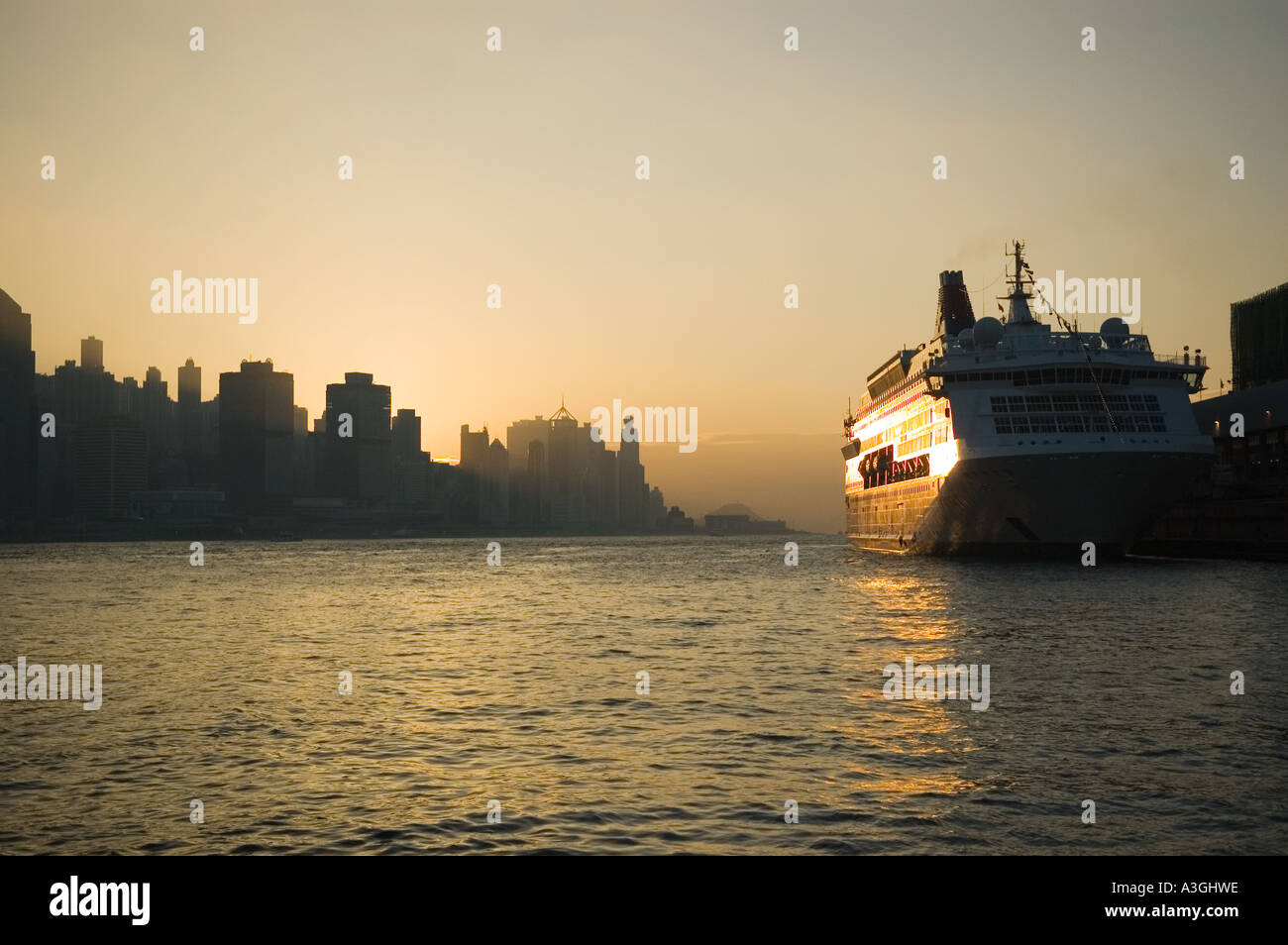 Ein Sterne Kreuzfahrtschiff am Ocean Terminal Victoria Harbour Hong Kong. Stockfoto
