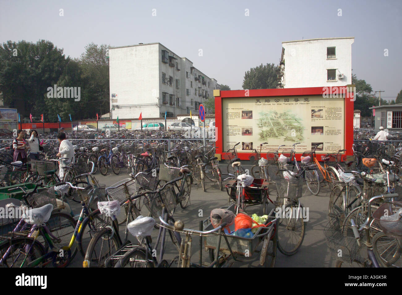 Fahrrad-Park und Wohnung Blöcke außerhalb der Tempel des Himmels Stockfoto