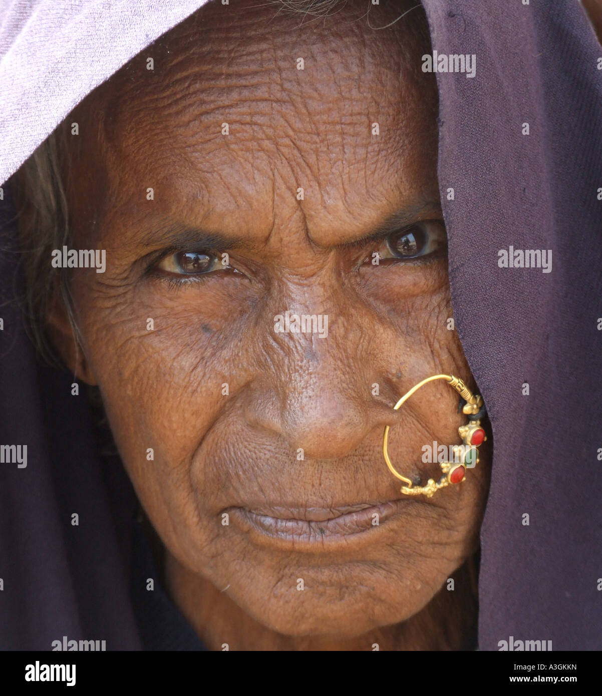 Nahaufnahme einer alten Frau aus dem Stammesdorf Devpura, Sawai Madhopur, Rajasthan, Indien Stockfoto