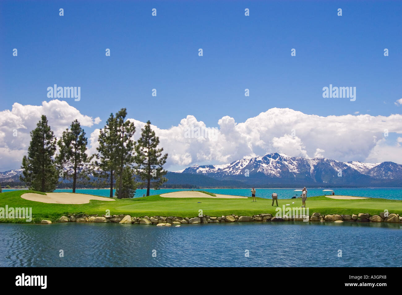Golfer am 18. Loch der Edgewood Lake Tahoe Golfplatz Stateline Nevada Stockfoto