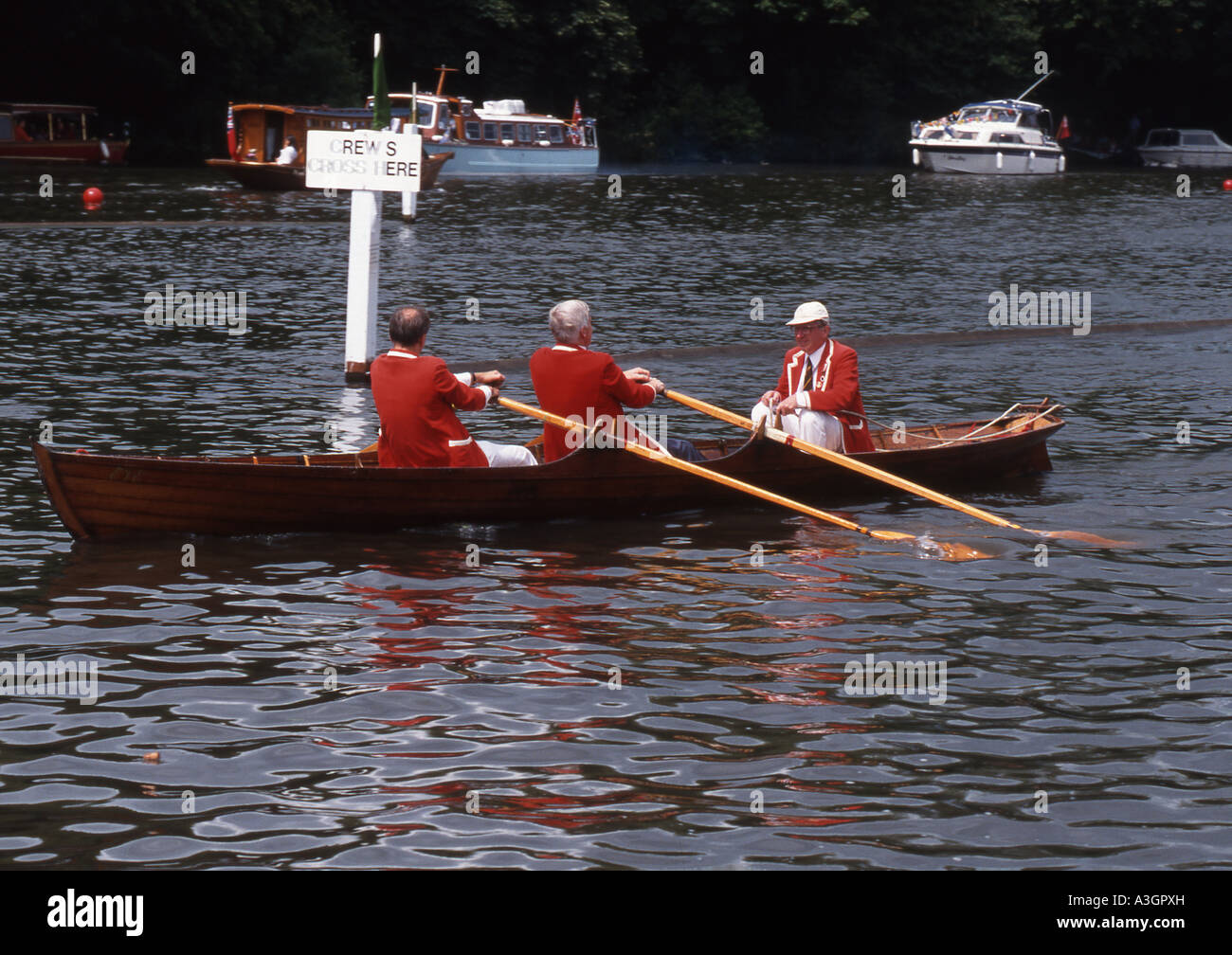 Zuschauer auf der Themse in Henley Royal Regatta Rudern Stockfoto