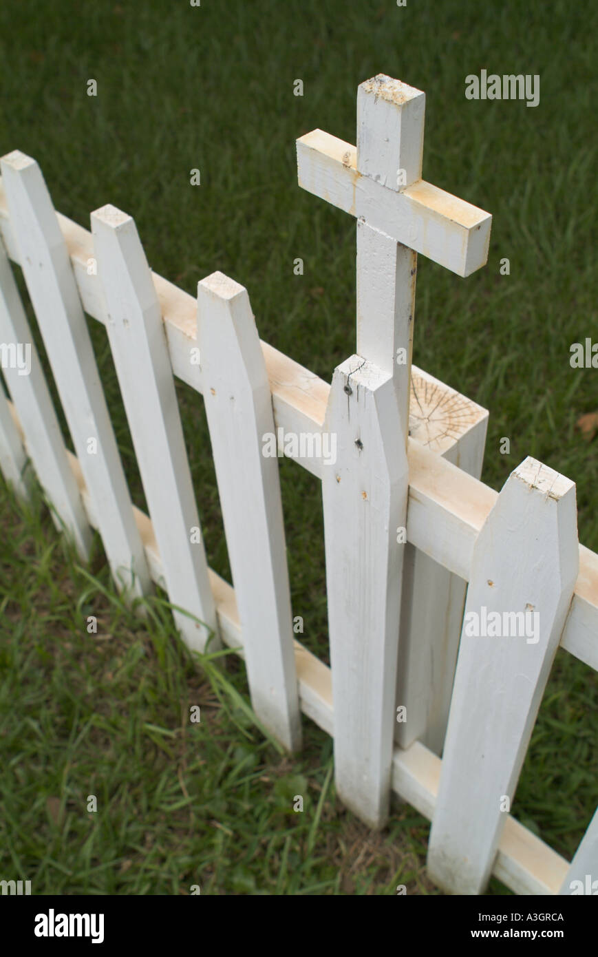 weiße Kirche Lattenzaun mit Kreuz Saint Mary historische Gebäude-Architektur Stockfoto