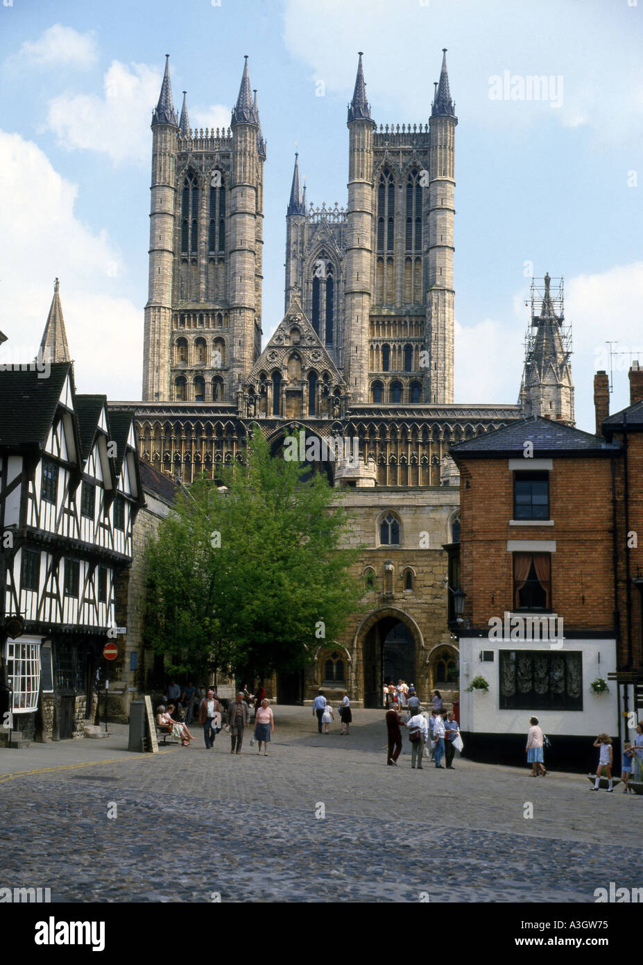 Westfassade der Kathedrale von Lincoln von der Straße Lincolnshire England Stockfoto