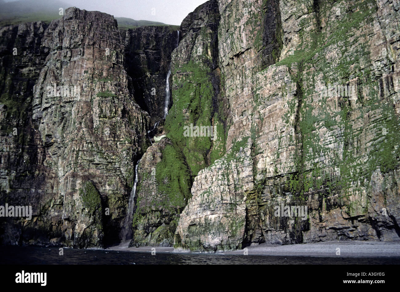 Sea Cliff Wasserfall Bäreninsel Barentssee Norwegen Stockfoto