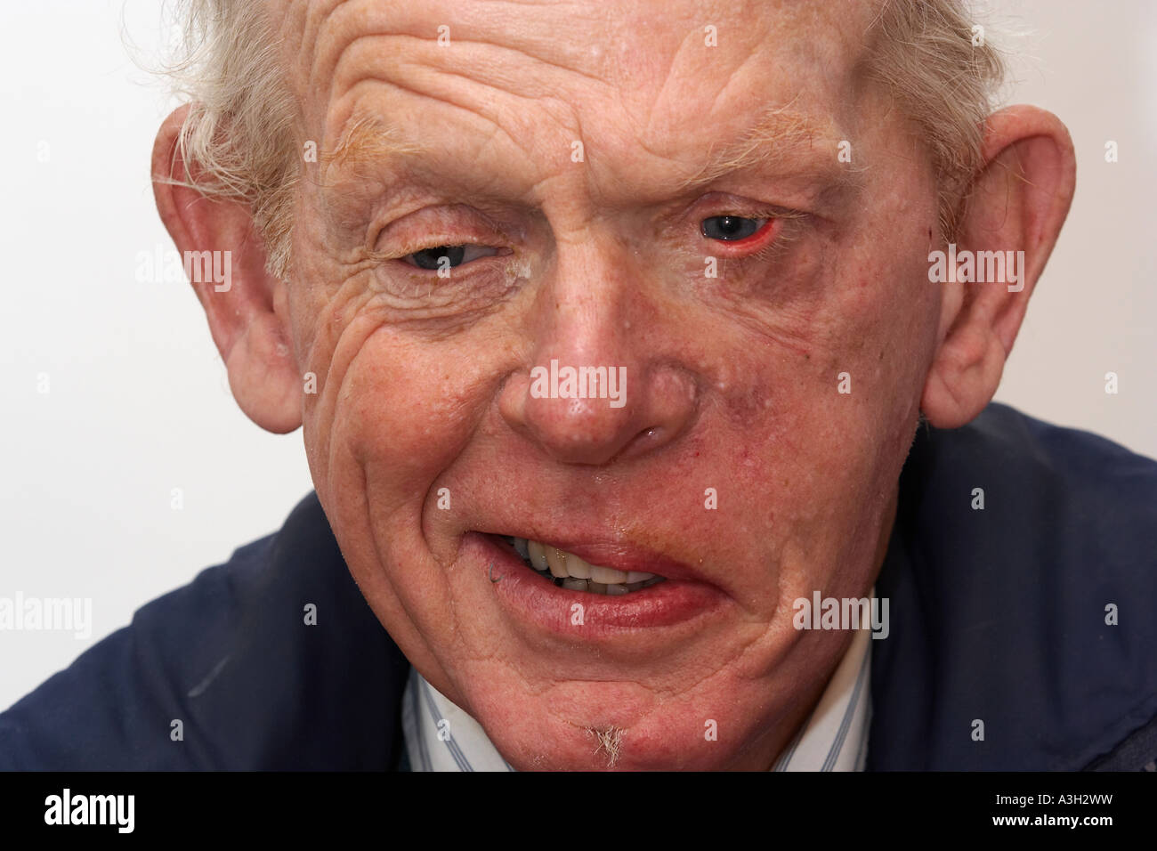 England, Norfolk, Gorleston, Rentner, Behinderung, ältere Menschen, alten  Rentner, deaktivieren, Recycling, grün, Augenprobleme, Auge, wirtschaftli  Stockfotografie - Alamy