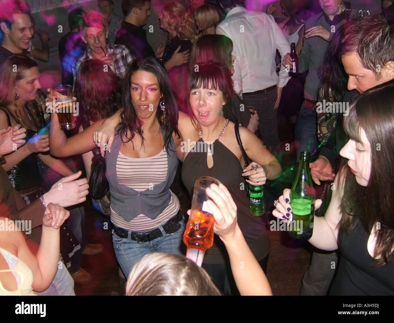 Die Menschen Tanzen Im Nachtclub In Schweden Stockfotografie Alamy