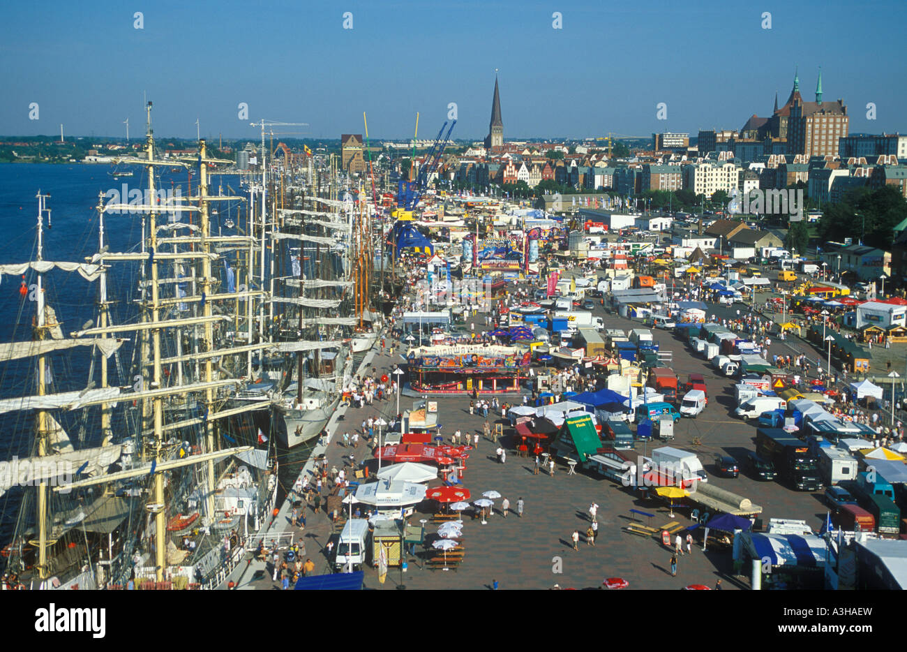 Panoramablick auf Hafen Rostock in Mecklenburg-Vorpommern im Norden Deutschlands vom Riesenrad während der Hanse Sail Stockfoto