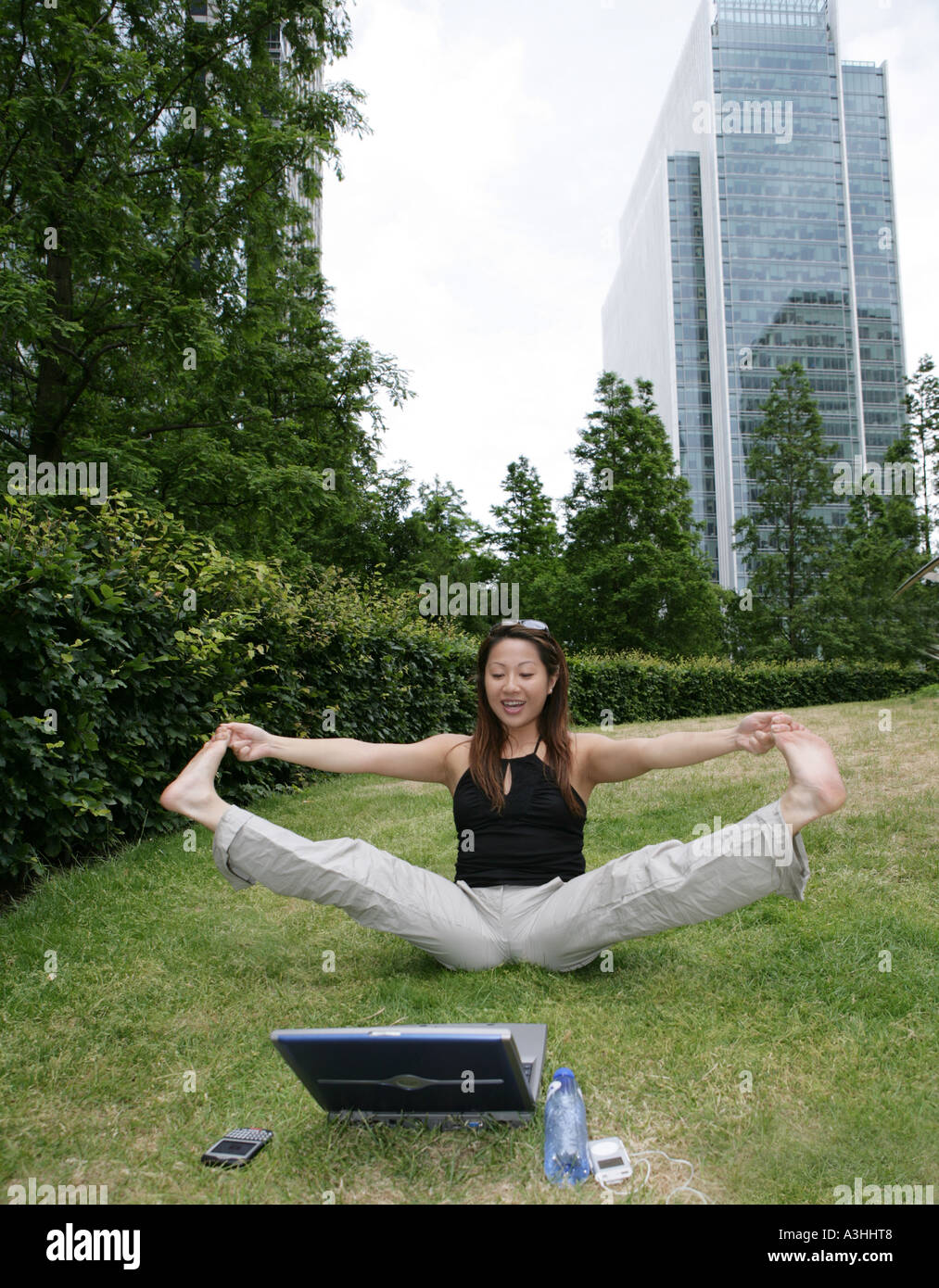 Asiatische Mädchen spielen mit Füßen im Business-Bereich Stockfoto