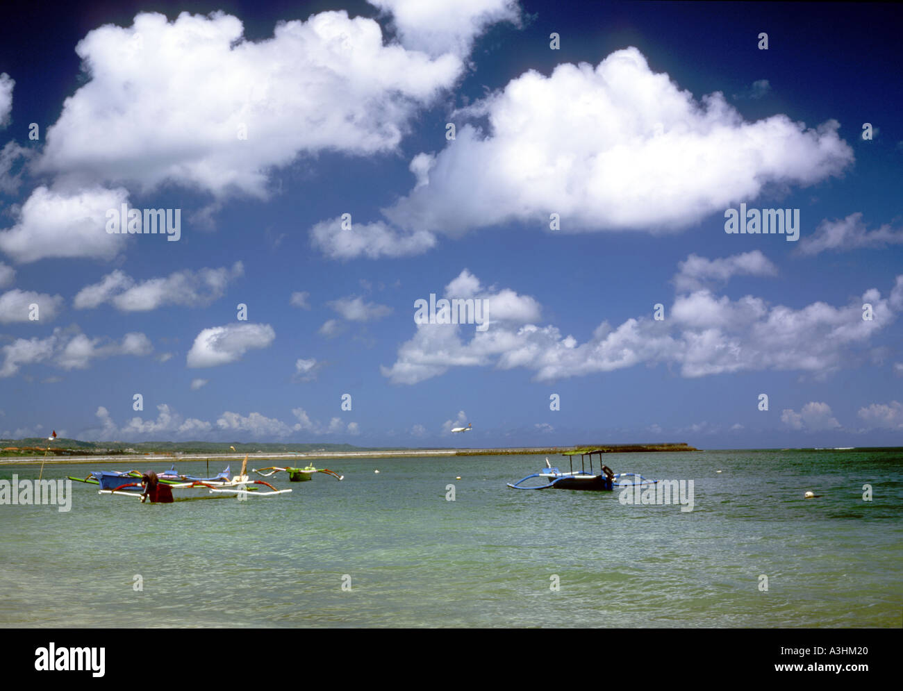 Traditionellen Stil Boote vor Anker mit dem Flugzeug kommen, um hinter landen am Flughafen Ngurah Rai Bali Stockfoto