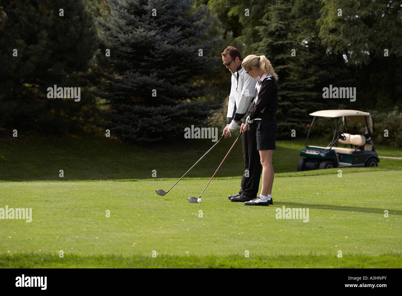 Mann und Frau, Golfen Stockfoto