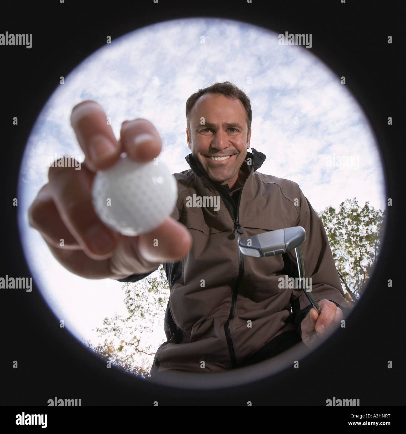 Golfer Golfball von Loch Abholung Stockfoto