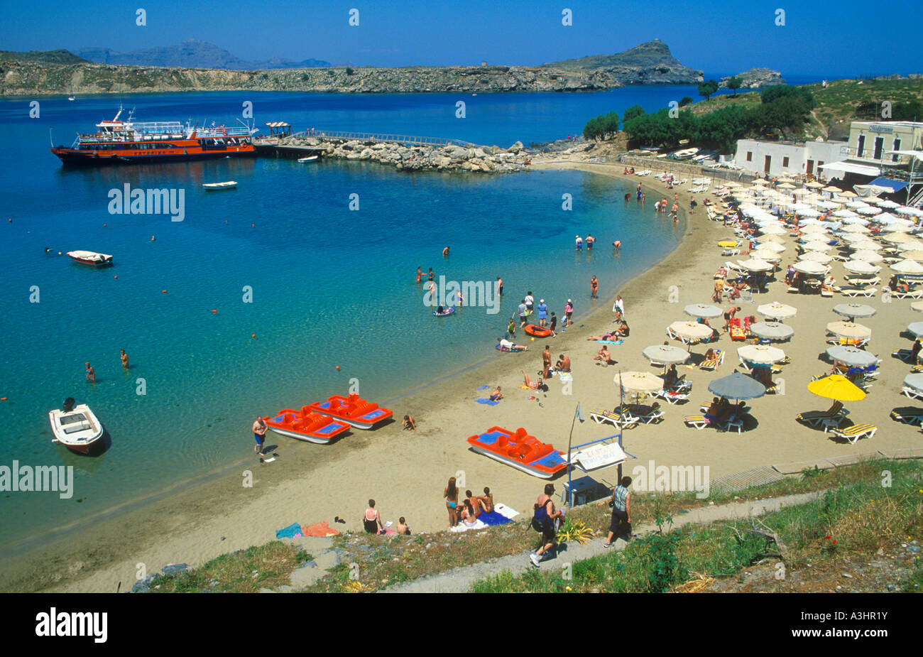 Panoramablick über die Bucht bei Lindos auf der griechischen Insel Rhodos Stockfoto