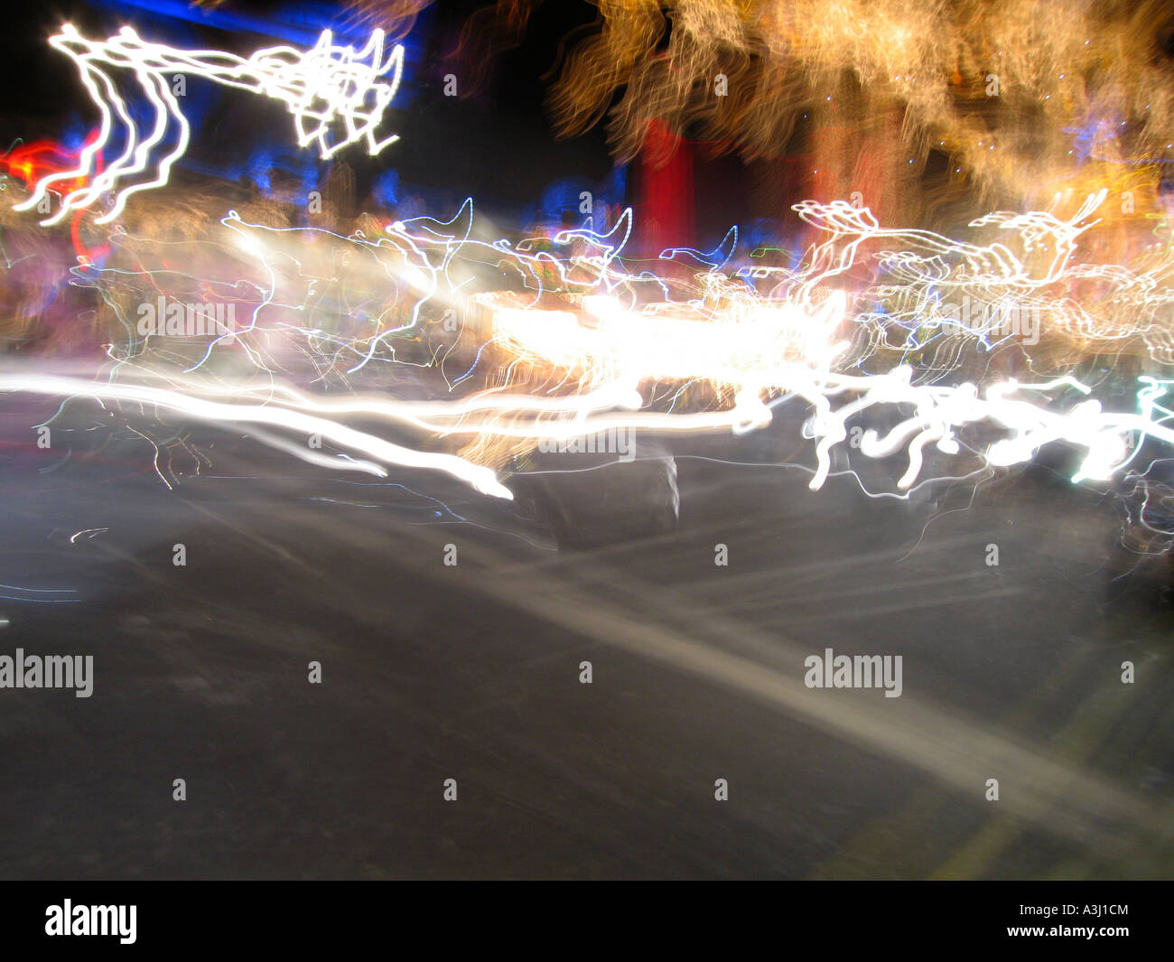 Abstrakte Auto Lichtspuren von Fußgänger Sicht Kreuzung Straße bei Nacht Stockfoto